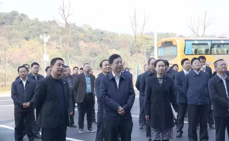 “全市重大產(chǎn)業(yè)項目建設觀摩團”蒞臨老百姓大藥房視察指導工作